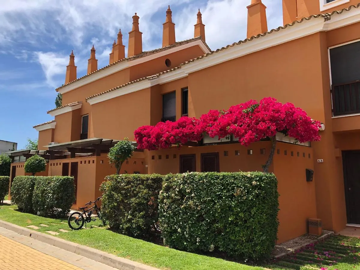 Sol, playa y golf en urbanización de lujo. Villa Islantilla Сasa de vacaciones